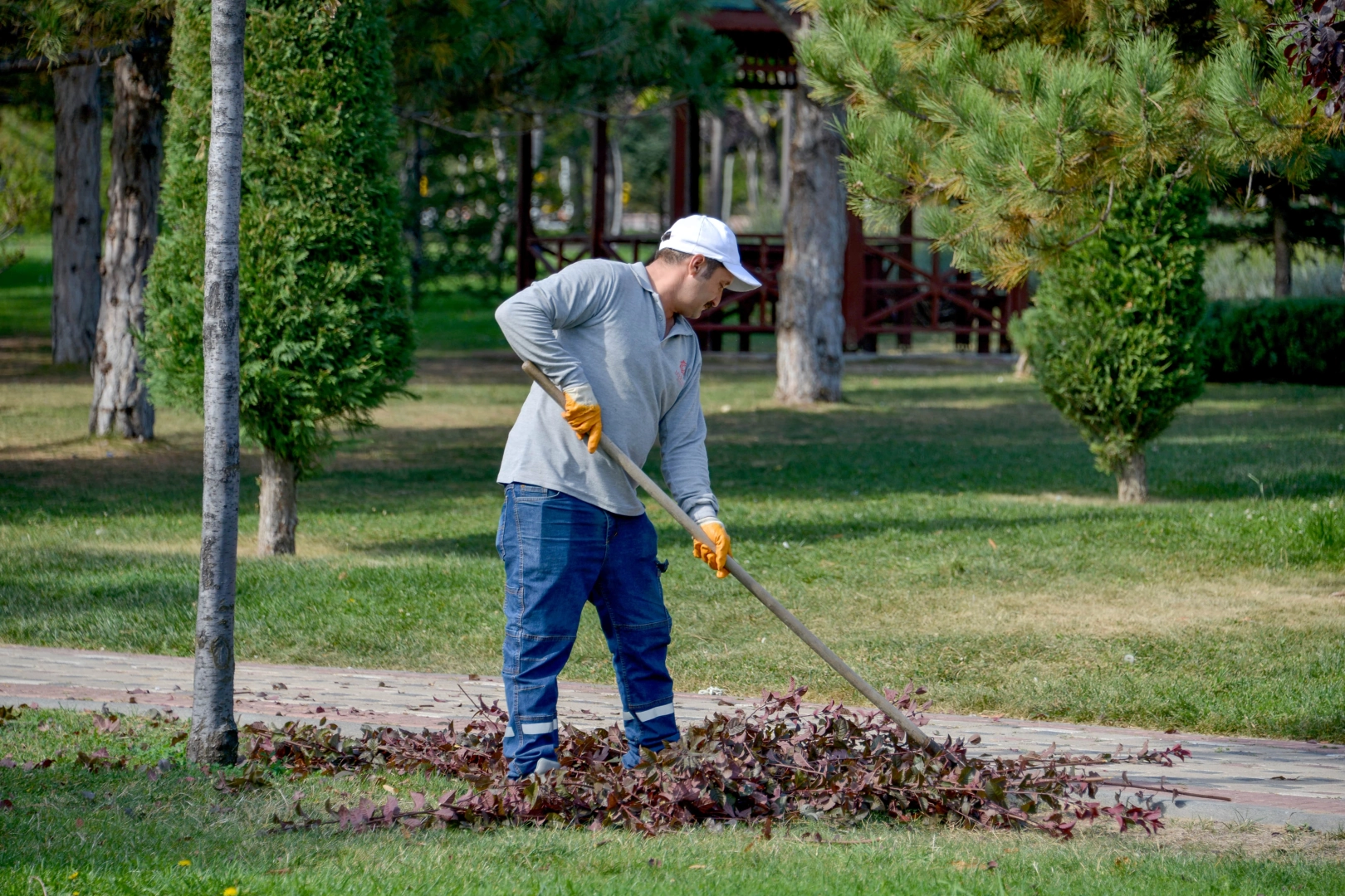 Meram Belediyesi, yaklaşan kış mevsimi öncesinde park ve bahçelerin bakım