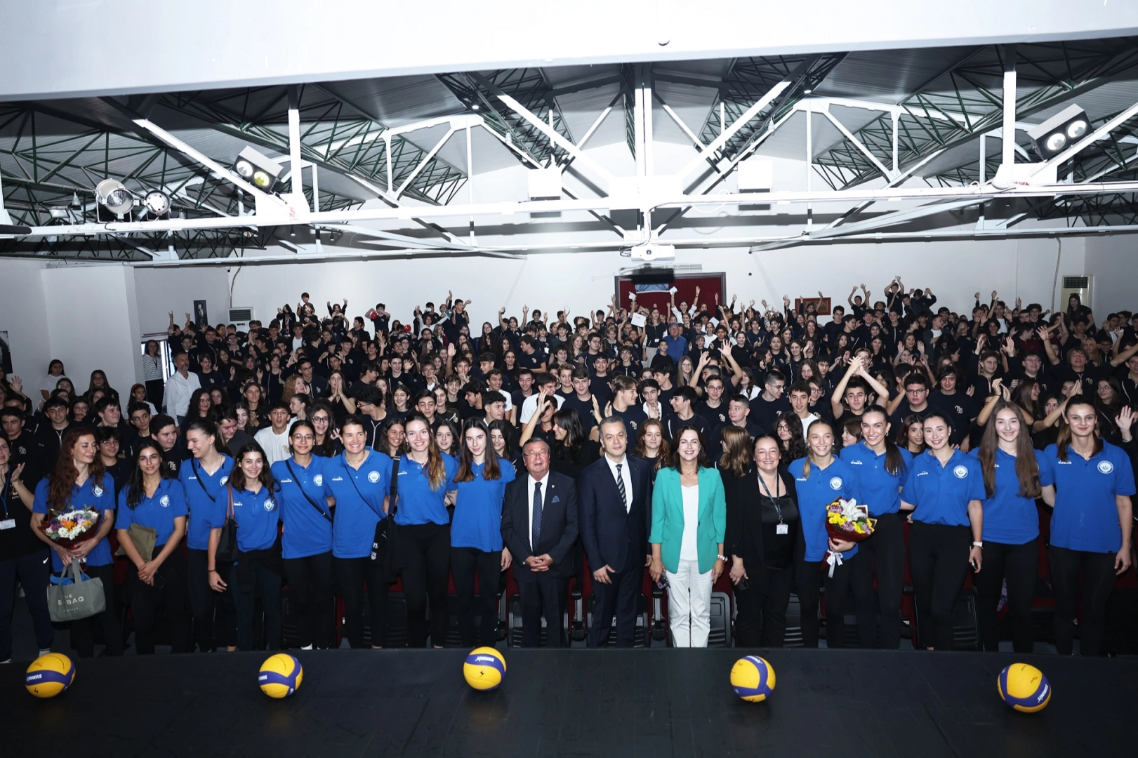 Nilüfer Belediyespor Eker Kadın Voleybol Takımı, Tan Balat Okulları’nda düzenlenen