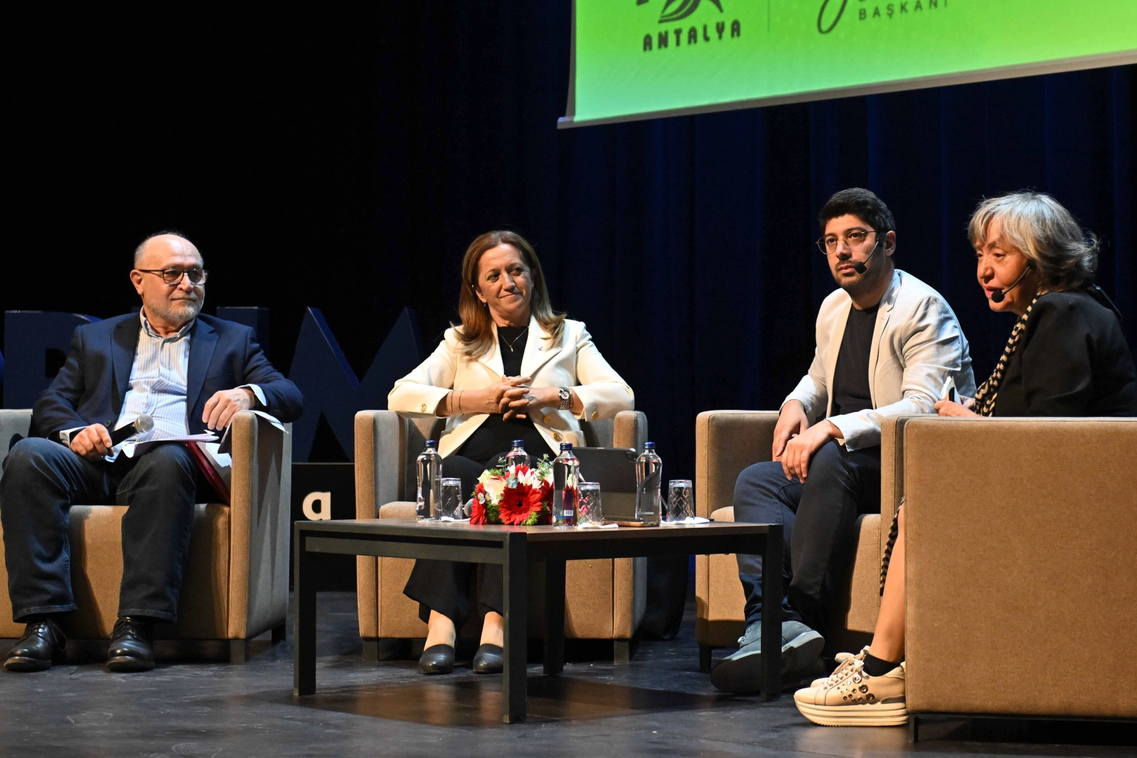 DİSK Başkanı Arzu Çerkezoğlu, Antalya’da Muratpaşa Belediyesi’nce düzenlenen ‘Forum Muratpaşa’da