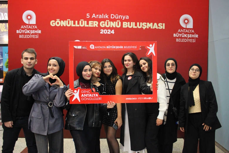 Antalya Büyükşehir Belediyesi, 5 Aralık Dünya Gönüllüler Günü’nü genç gönüllülerle