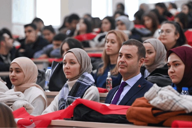 Ülkenin geleceğinin gençler olduğunu söyleyen Balıkesir Büyükşehir Belediye Başkanı Ahmet