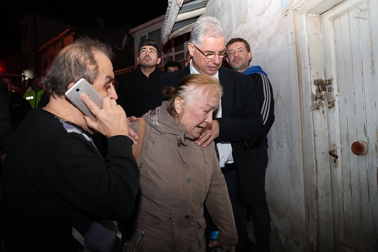 Şükrü Çavuş Mahallesi Harmanlar Caddesi’nde akşam saatlerinde çıkan yangında beş