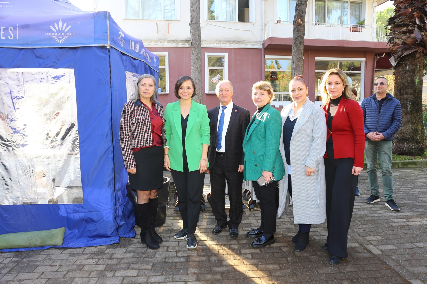 İzmir’in Karabağlar ilçesinde hizmet mahallelere taşıdı. Karabağlar’ın mahallelerinde “Açık Ofis”