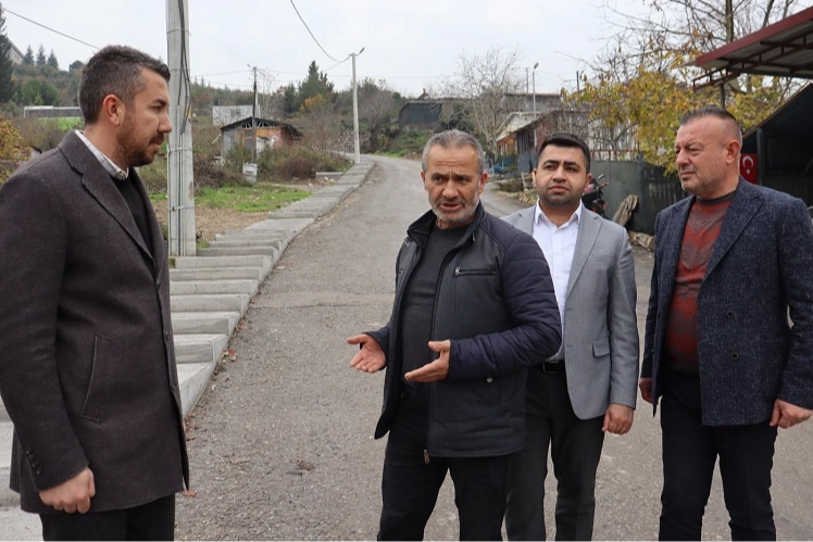 Kocaeli İzmit Belediyesi’nin Karadenizliler Mahallesi’nde başlattığı yol yenileme ve beton