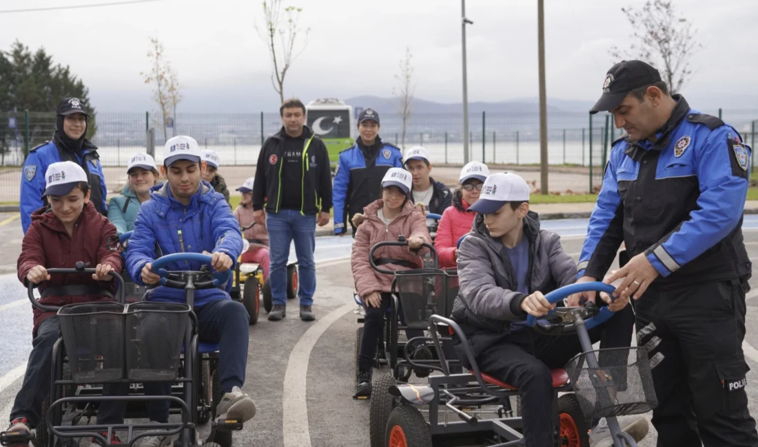 Kocaeli’de özel bireyler, trafikte güvenli bir şekilde hareket etmeyi deneyimlemek