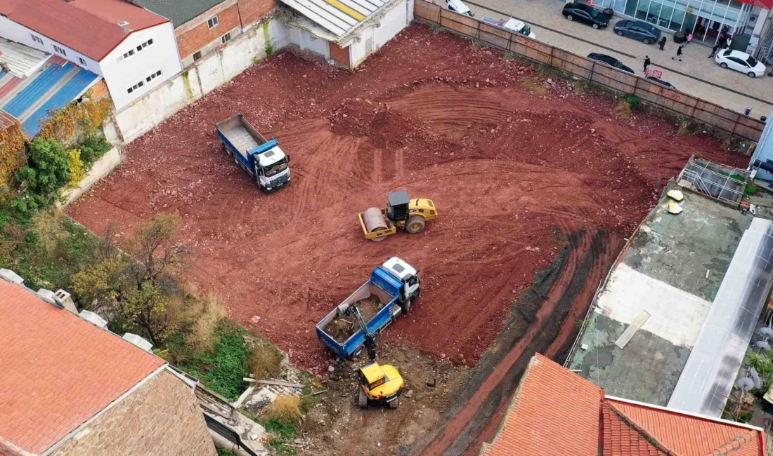 Kocaeli Büyükşehir, İzmit’te yıkılan vergi dairesinden boşalan Sörler Okulu’nun önündeki