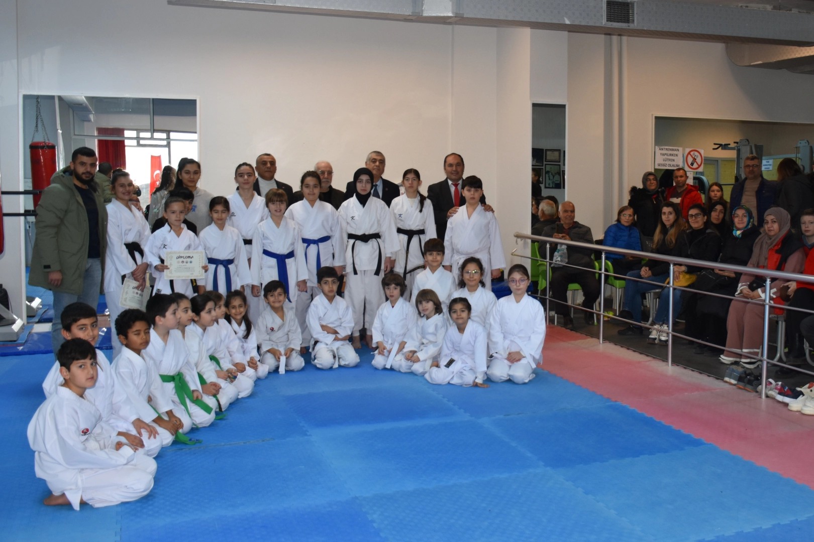 Bursa’da Gemlik Belediye Spor Kulübü karate branşının kuşak merasimi, coşkulu