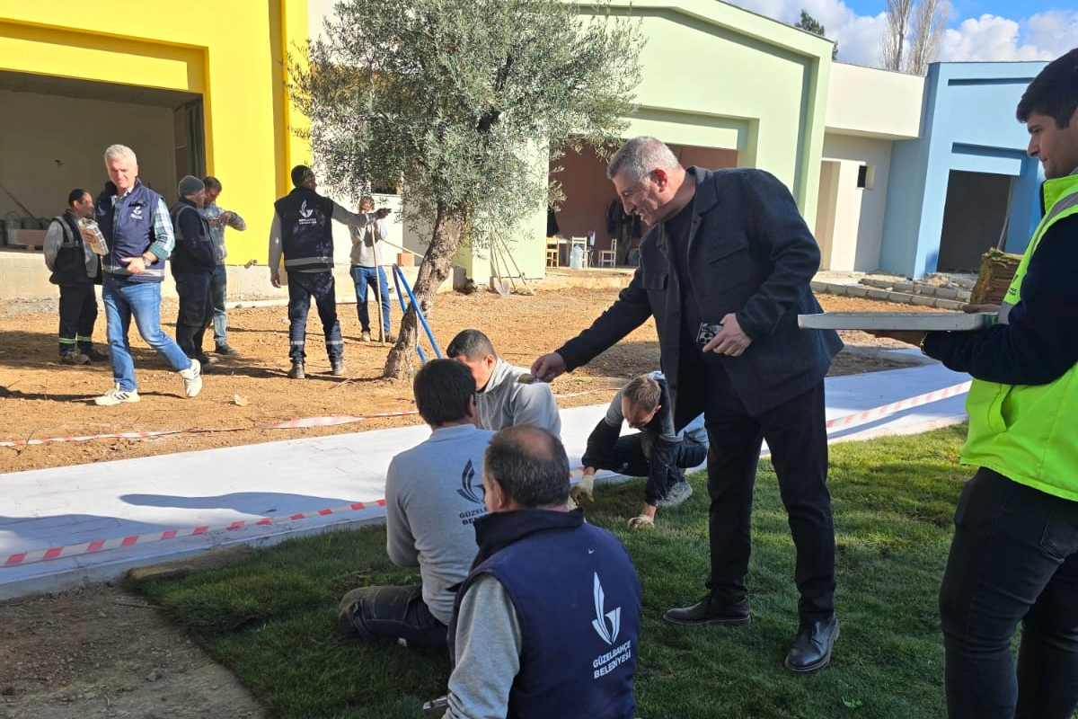 İzmir’de Güzelbahçe Belediye Başkanı Mustafa Günay, sahada özveriyle çalışan işçilere