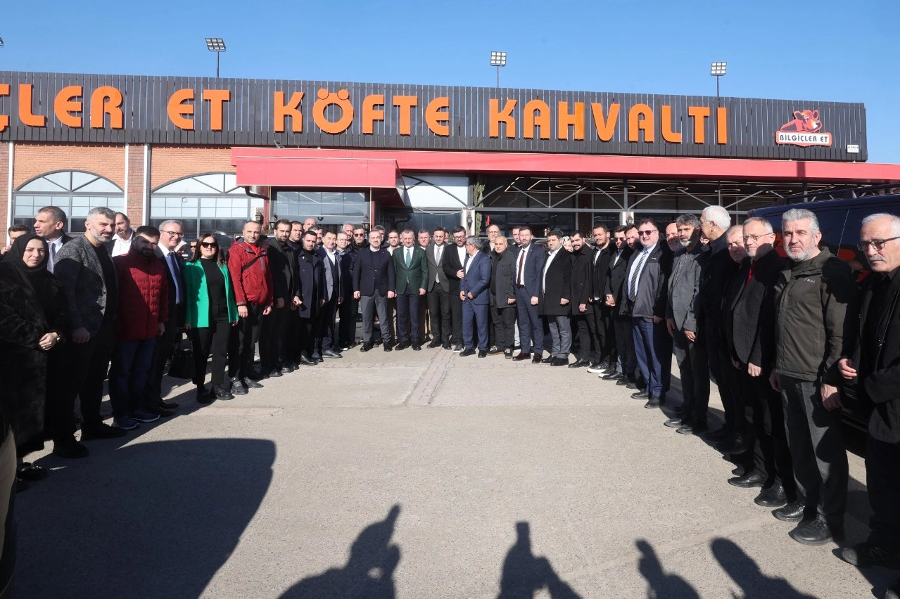 Kocaeli Büyükşehir Belediye Başkanı Tahir Büyükakın, Başiskele’de esnaf ve vatandaşlarla