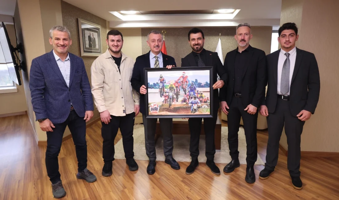 Kocaeli Büyükşehir Belediye Başkanı Doç.Dr.Tahir Büyükakın’ı makamında ziyaret eden STK