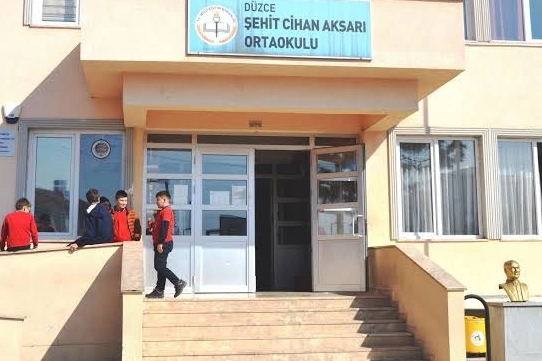 Düzce’de Yeni Mahalle Palas Sokak’ta bulunan Şehit Cihan Aksarı Ortaokulu’ndaki