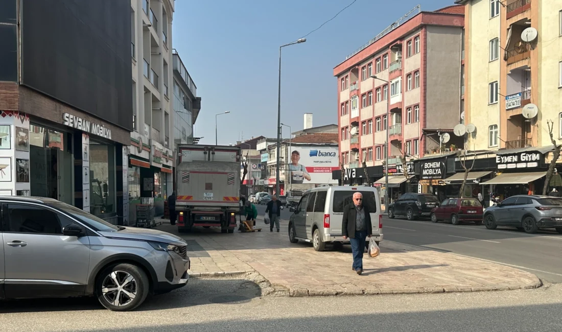 Düzce şehir merkezinde esnafların yaya kaldırımlarını gereğinden fazlasıyla işgal etmesi