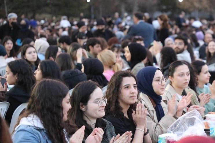 Ankara Üniversitesinde öğrenim gören binlerce öğrenci ve üniversite yönetimi, iftar